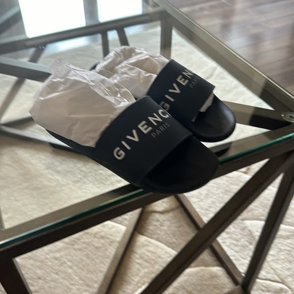 Givenchy - Picture 4 of 8